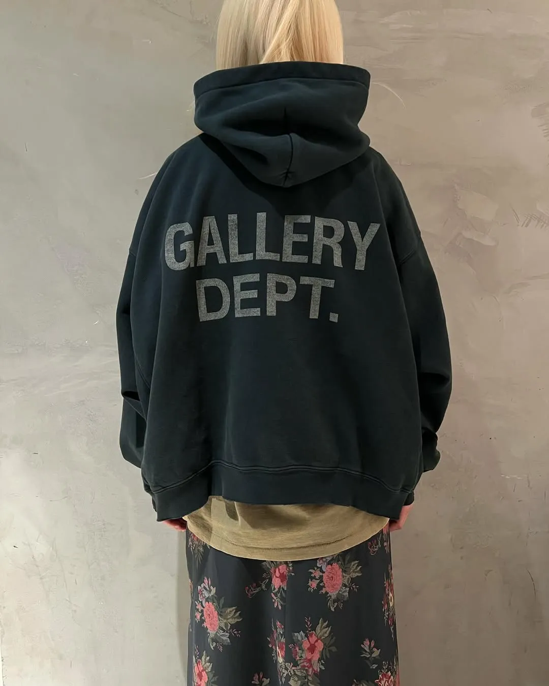 GALLERY DEPT. 90'S GD LOGO HOODIE 90's retro destruction English hoodie blue and black S-XL ⚠️Note: The color of this style should be green and black, not black! Requires custom weaving and dyeing. 500g high weight sweatshirt fabric. Fleece treatment on the inside. Overall wide and comfortable. Loose fit. Trendy and fashionable. Consistent with the original. Discharge printing process. Consistent with the original hang tag. Hanging grain with G LOGO.